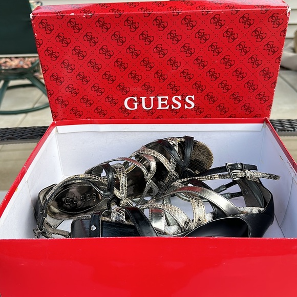 GUESS PLATFORM HEELS - Picture 9 of 10